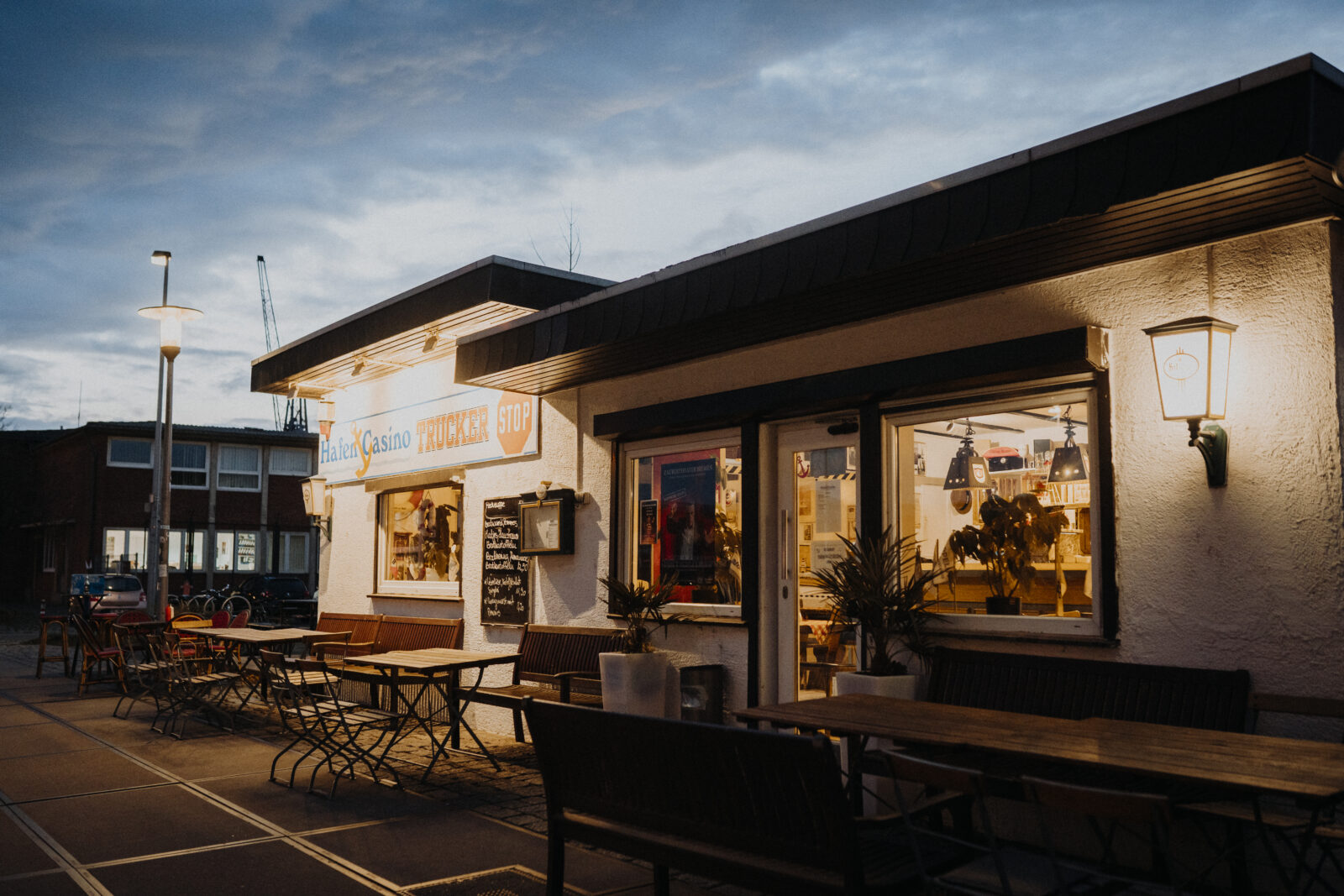 Das Hafencasino bei romantischem Licht am Abend