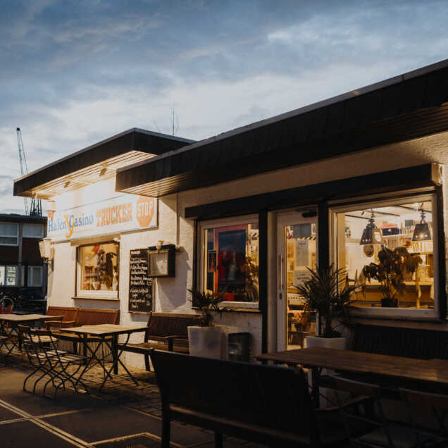 Das Hafencasino bei romantischem Licht am Abend